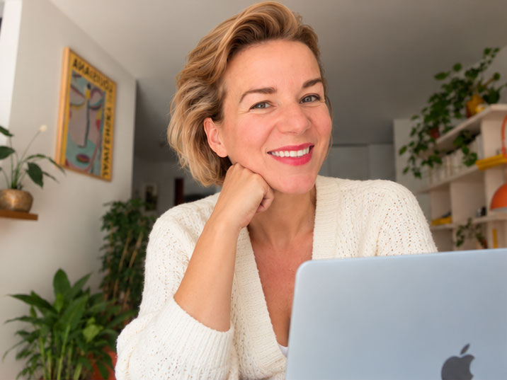 Audrey Charmont, professeure de français, souriante devant son ordinateur pendant un cours à distance