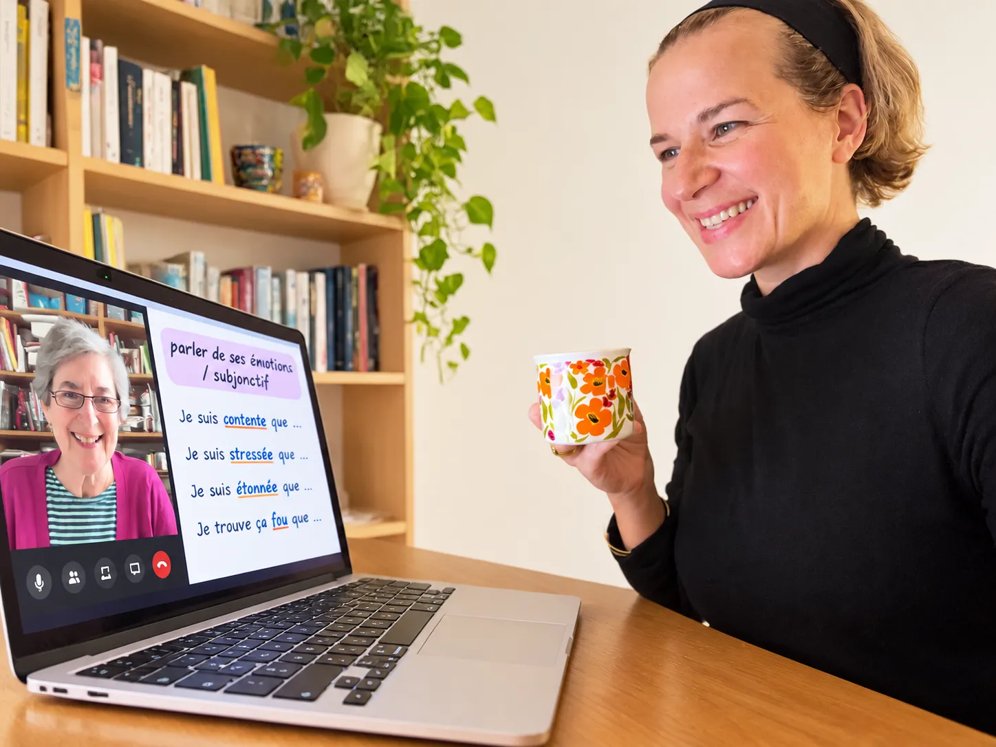 Audrey, professeure de FLE, donne un cours de français individuel en visio sur le subjonctif