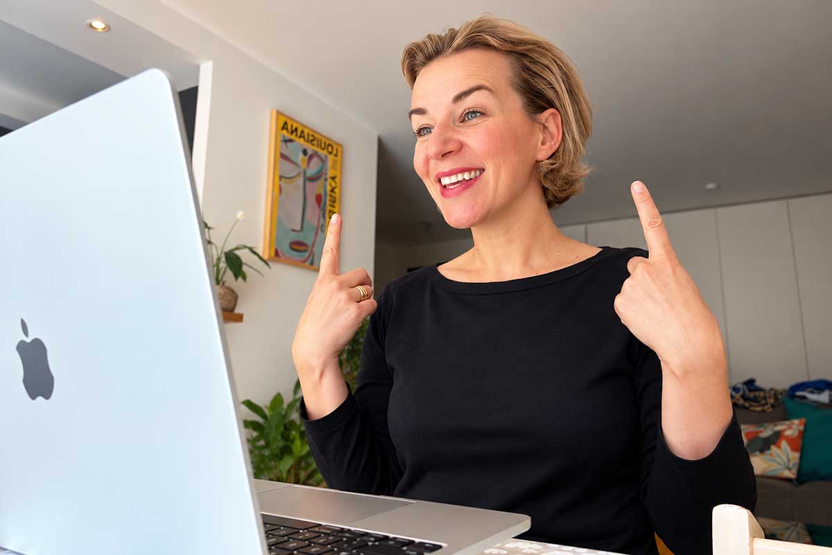 Audrey Charmont pendant un cours de prononciation française à distance